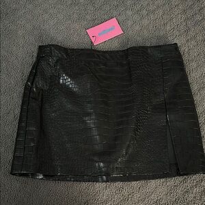 Chic Black Croc-Embossed Skirt